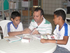 Rogério Marinho com estudantes